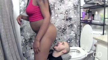 Latina follada llena semen baño
