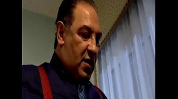 jóvenes enamorados tienen sexo anal sobre hierba verde