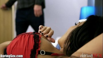 Sensualmente morena follada sensualmente novio sofá