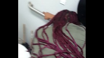 Aficionadas sorprendidas cómo tienen sexo baño público