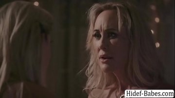 Milf rubia follada salvajemente sofá