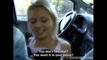 rubia sorprendida masturbándose calle