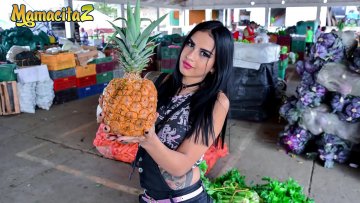 Latina llena tatuajes follada animal humano