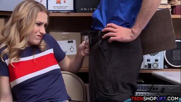 Morena grandes tetas sienta rodillas tiene sexo oral