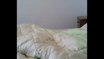 mujer moldava está chateando video desde casa captada padres