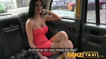 Panorama pelirrojo filmado haciendo patas coche