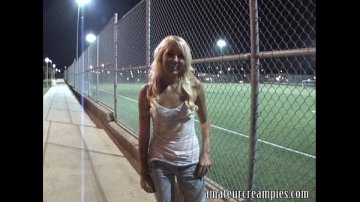 Rubia sexy hace mamada vestida aire libre