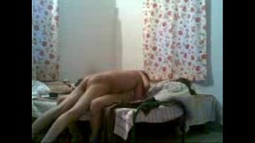 Coño levantado penetrado consolador