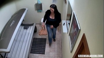 joven filmó secreto solárium bronceado.